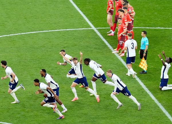 คนอื่นเฮหมด! ชาวเน็ตชม ‘ชอว์’ เข้าปลอบแข้งสวิส