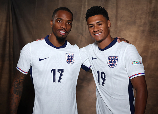 อินซ์แนะผีควรเซ็นหน้าเป้าแบบ ‘โทนี่ย์-วัตกิ้นส์’