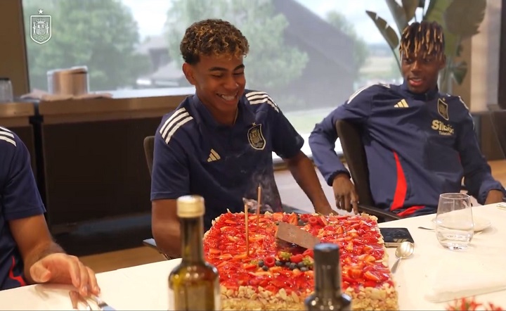 HBD!! กระทิงจัดเค้กก้อนโตฉลองวันเกิด ‘ยามาล’ อายุครบ 17