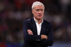 ไปดูอย่างอื่น! เดเด้ไม่สนคนบอก ‘ตราไก่’ น่าเบื่อ