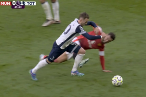 กูรูเห็นต่าง! พรีเมียร์แจง VAR เช็คแล้ว ‘บรูโน่’ ควรแดง