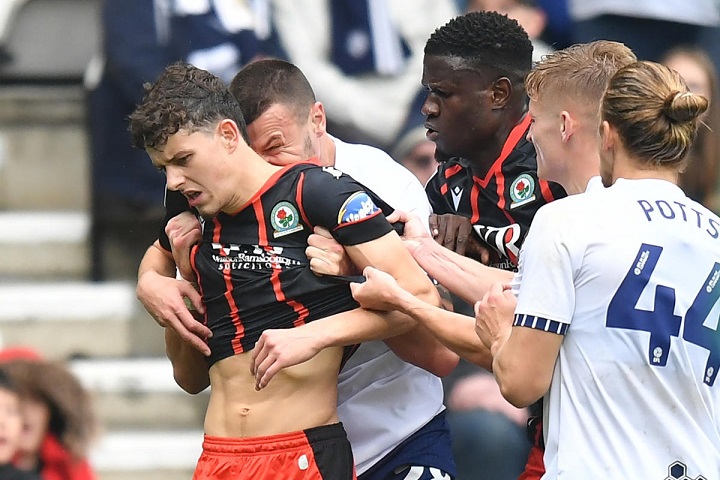 แข้งเปรสตันโดนแบนยาว 8 นัดหลังกัดคูแข่ง