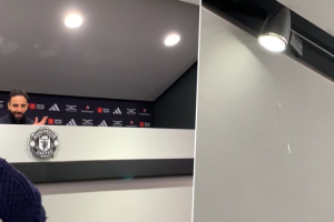 ‘โอลด์แทรฟฟอร์ด’ น้ำรั่วเพดานขณะ ‘พี่เจ๋ง’ พบสื่อ