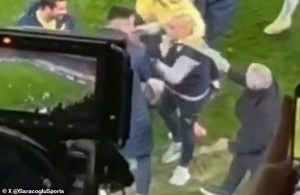 มาคุยแผนก่อน! เผยคลิป ‘น้ามู’ คว้าคอผู้ช่วยระหว่างฉลองประตู