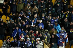 ข้ามโลก! สิงห์มอบ ‘ของที่ระลึก’ แฟนบอลชมเกมอัสตานา