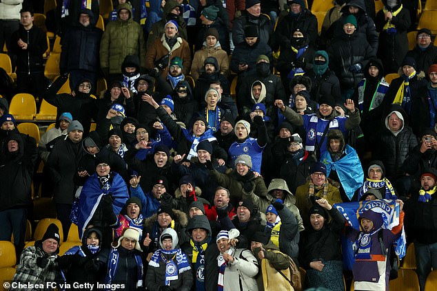 ข้ามโลก! สิงห์มอบ ‘ของที่ระลึก’ แฟนบอลชมเกมอัสตานา