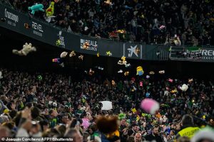 ใจฟู! แฟนเบติสร่วมโปรย ‘ตุ๊กตา’ มอบเด็กด้อยโอกาส