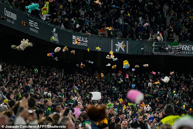 ใจฟู! แฟนเบติสร่วมโปรย ‘ตุ๊กตา’ มอบเด็กด้อยโอกาส