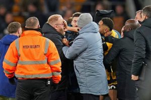 เอฟเอลงดาบ ‘คุนญ่า’ แบน 2 นัดศอก+ดึงแว่นสตาฟฟ์คู่แข่ง