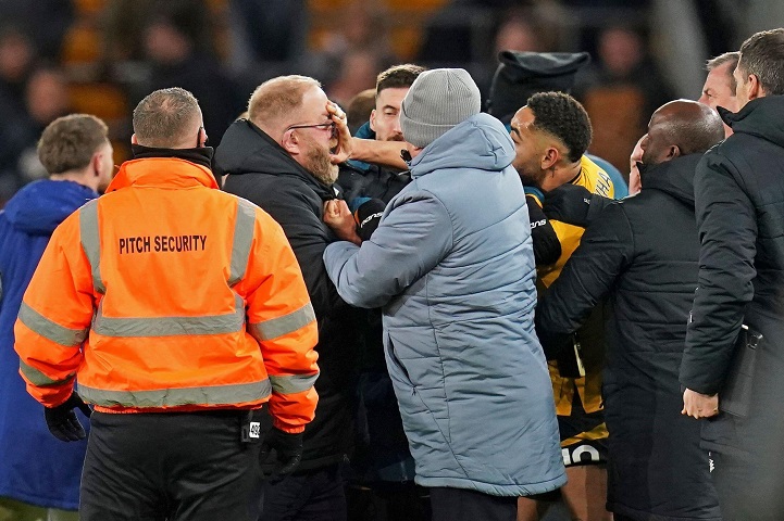 เอฟเอลงดาบ ‘คุนญ่า’ แบน 2 นัดศอก+ดึงแว่นสตาฟฟ์คู่แข่ง