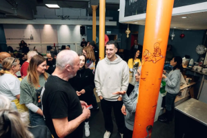 ‘ดาโลท์’ ลงพื้นที่ช่วยแจกอาหารคนไร้บ้าน