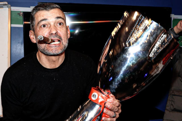 ม่วนคัก! ‘คอนไซเซา’ สูบซิการ์ฉลองแชมป์