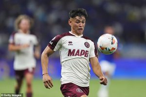 แทนเคอร์เคซ? บอร์นมัธเตรียมปิดดีล ‘โซแลร์’ แบ็คดาวรุ่งฟ้าขาว