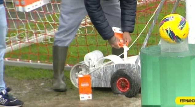 นวัตกรรม! ทีมลีกรองฝอยทองใช้ ‘นม’ ซ่อมเส้นสนาม