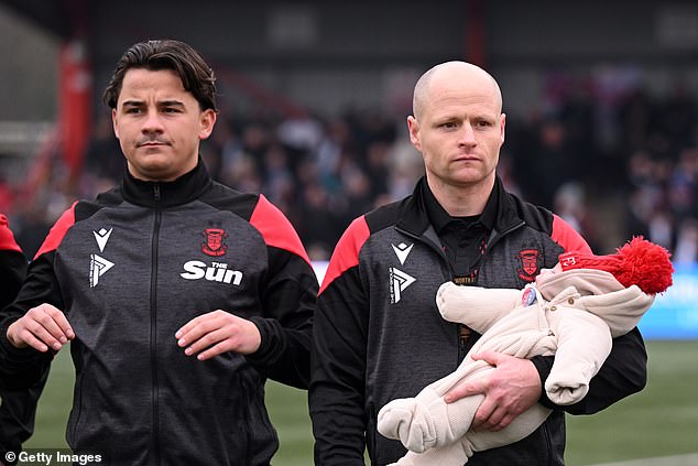 ‘แข้งแทมเวิร์ธ’ อุ้มลูกน้อยเดินลงสนามเกมชนไก่