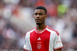 ชวนฝัน! แฟนหงส์ตาดีพบ ‘ฮาโต้’ โผล่แอนฟิลด์ชมเกม