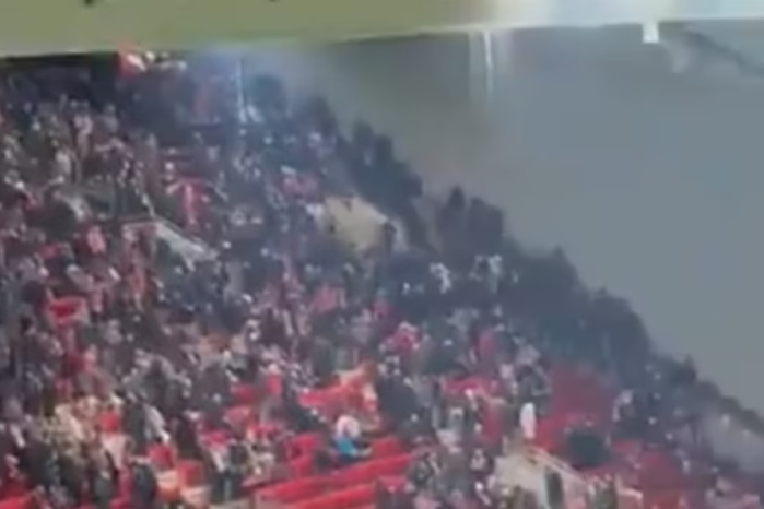 เพิ่งปรับปรุงมา… เผยคลิป ‘แอนฟิลด์’ หลังคารั่ว