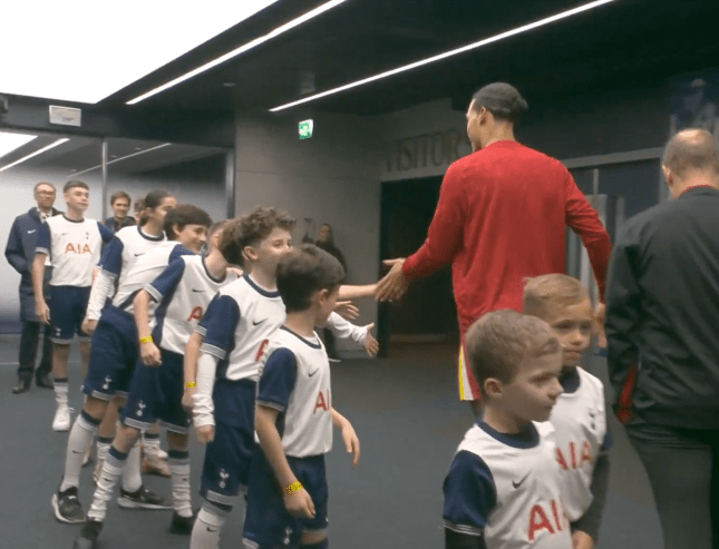 เด็กไม่โกหก! มาสคอตไก่ชวน VvD ร่วมทัพชี้ทีมไม่มีแนวรับดีๆ ซักคน