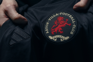 หวนใช้สีดำ! ‘วิลล่า’ เปิดตัวชุดพิเศษฉลอง 150 ปี