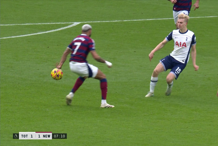 แขนธรรมชาติ! EPL แจง ‘สาลิกา’ ไม่แฮนด์ก่อนยิงไก่