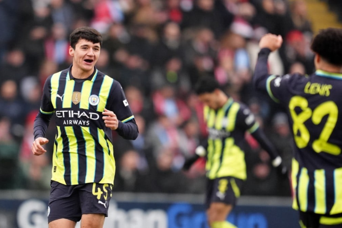 แฉลบหลัง! ลูอิสยินดี ‘คูซานอฟ’ ได้เครดิตประตู