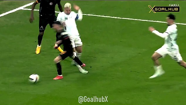 ฟาวล์มั้ย?! ‘อดาน่า’ วอล์คเอาท์ประท้วงจุดโทษ