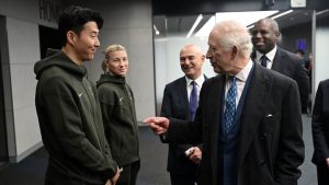 อยู่เป็น! ‘คิงชาร์ลส์’ ตรัสถาม ‘ซน’ ถึงสภาพไก่ต่อหน้า ‘เลวี่’