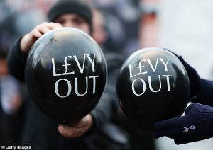 แฟนไก่ไม่ทน! เตรียมประท้วงใหญ่ ‘เลวี่’ ก่อนเกมผี