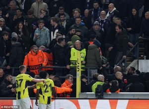 เกม ‘อันเดอร์เลทช์-เฟเนร์ฯ’ ต้องหยุดกลางคันเหตุแฟนบอลวิวาท