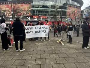 เผยแฟนปืนประท้วงต้าน ‘ข่มขืน’ ก่อนเกมพ่ายค้อน