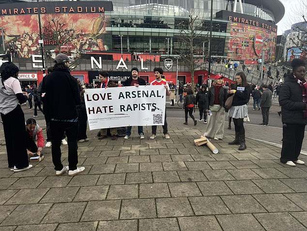 เผยแฟนปืนประท้วงต้าน ‘ข่มขืน’ ก่อนเกมพ่ายค้อน