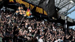 แฟนบอล LAFC ขึ้นป้ายเชียร์อุทิศเหตุ ‘ไฟป่าแคลิฟอร์เนีย’