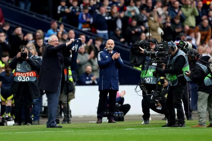 ‘ป๋า’ นำชาวสก็อตร่วมอาลัย ‘ลอว์’ ก่อนเกมกรีซ