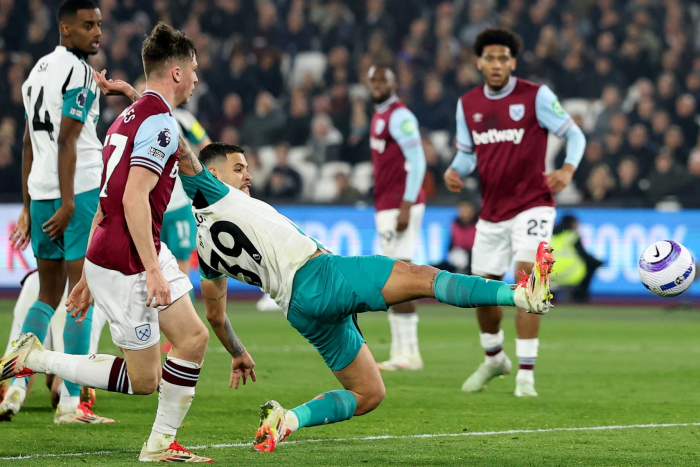 อิซาคผลัก! พอตเตอร์โอด ‘สาลิกา’ ฟาวล์ก่อนยิง