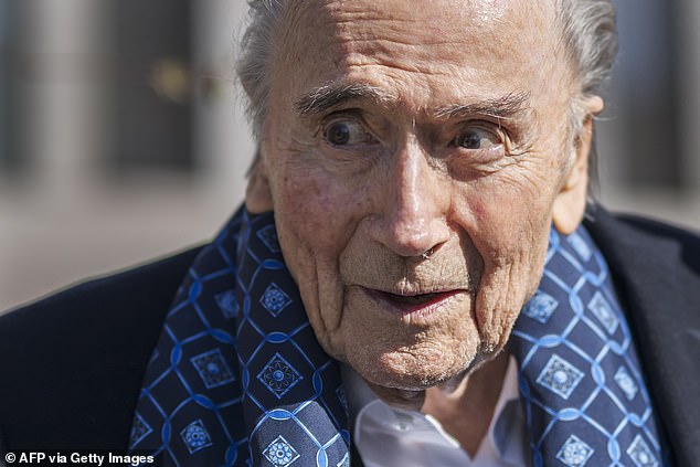 ‘ปู่เซปป์+พลาตินี’ เข้ารายงานตัวศาลคดีติดสินบน