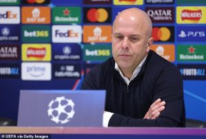 ไม่ดูเวลา! ‘สล็อท’ ยั๊วะสื่อจี้ถามสัญญา 3 แข้ง