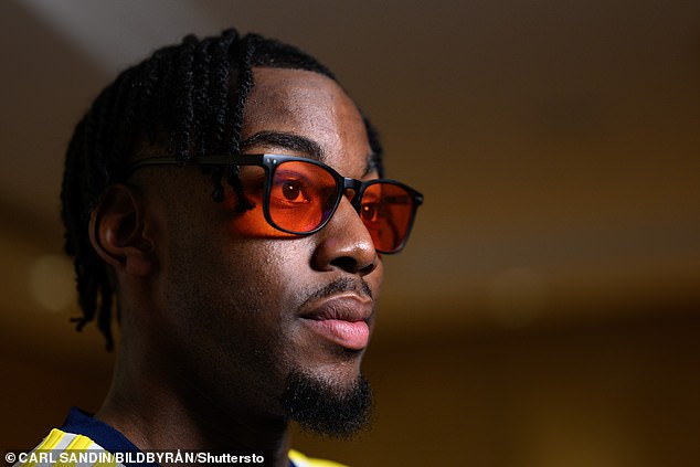 ‘เอลังก้า’ แจงใส่แว่นแดงช่วยให้หลับง่ายขึ้น