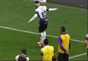 เกมเดือด! ‘เดปาย’ ยืนบนบอลถ่วงเวลาเย้ยคู่แข่ง