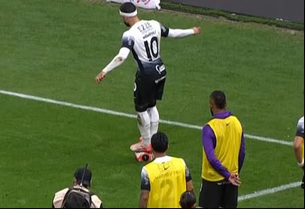 เกมเดือด! ‘เดปาย’ ยืนบนบอลถ่วงเวลาเย้ยคู่แข่ง