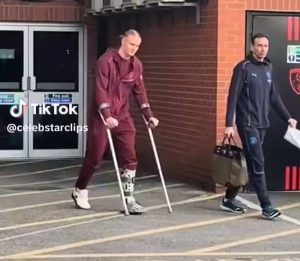 เผยภาพ ‘ฮาลันด์’ ต้องใช้ไม้ค้ำหลังเกมเฉือนเชอร์รี่