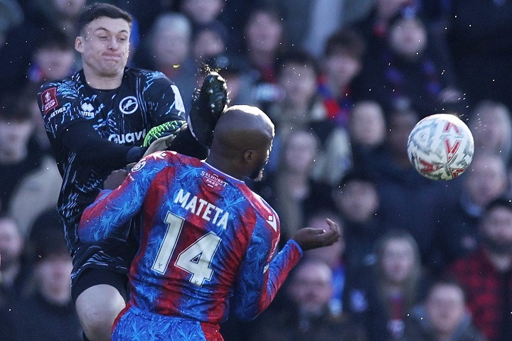 ขอให้ปลอดภัย…’มาเตต้า’ ถูกหามส่งร.พ. หลังโดนเตะเข้าที่หัว