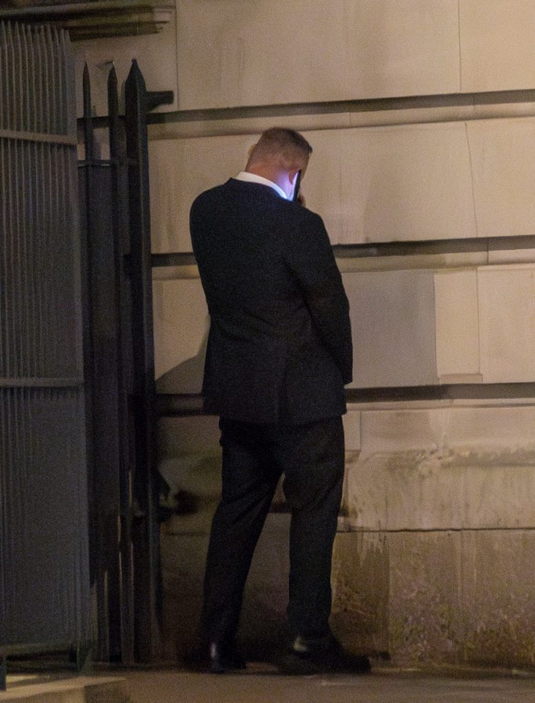 ‘เสี่ยหมู’ แวะยิงกระต่ายข้างทางระหว่างย่ำราตรี