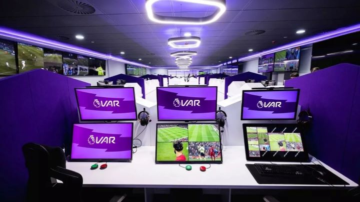EPL แจง VAR เกม ‘ไก่-เจ้าป่า’ ถูกระงับชั่วขณะเหตุสัญญานไฟไหม้ดัง