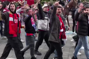 ‘แฟนปืน’ เย้ยถึงถิ่น ‘ราชัน’ ปลอมตัวเป็นไก่