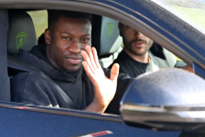 คุยไรกัน? โอนาน่า’ ควงเอเยนต์เข้าสนามซ้อมผี