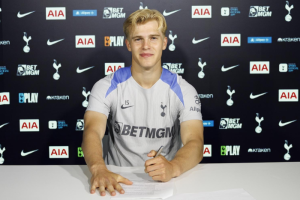 ไก่เฟิร์มต่อสัญญา ‘เบิร์กวัลล์’ ถึง 2031