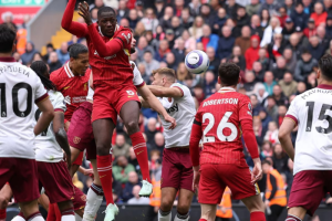 ไม่ฟาวล์เหรอ? คีโน่สงสัย ‘ฟาน ไดจ์ค’ ผลักก่อนยิง