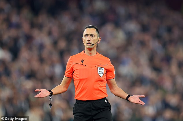 วิลล่าส่อโดนโทษ! แฟนบอลขว้างขวดน้ำใส่ ‘ทีมเปา’