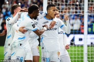 แฟนมาร์กเซยชูป้ายเร้า ‘ไม้เขียว’ ทุ่มเท