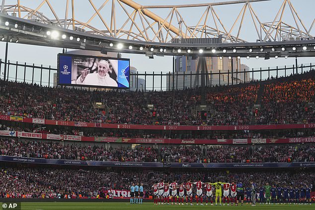 ชาวเน็ตวิจารณ์สนั่น! ‘แฟนปืน’ ก่อกวนช่วงไว้อาลัยโป๊ป